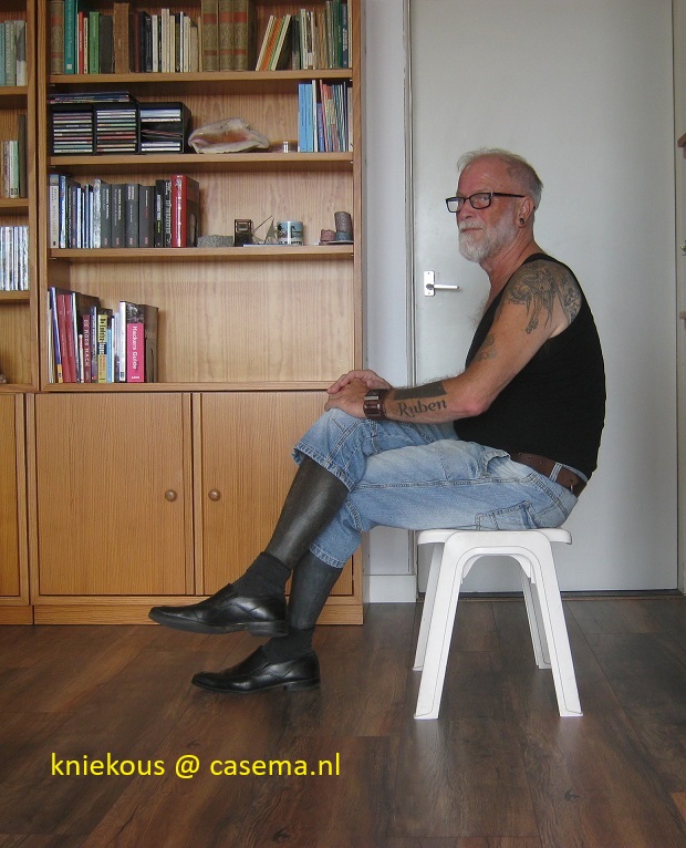 Dit is een foto van mij met m'n bijzondere kniekousen